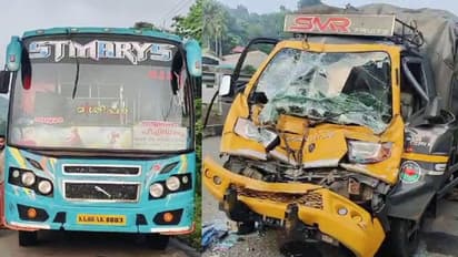 ആരുമറിഞ്ഞില്ല, നിർത്തിയിട്ട ബസിന് പിന്നിലേക്ക് പിക്കപ്പ് ഇടിച്ച് കയറി; ചികിത്സ കിട്ടാതെ ഡ്രൈവർ മരിച്ചു