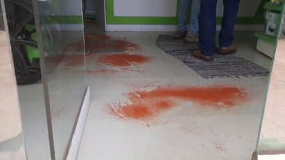 കാമറ തിരിച്ചുവച്ചു, മെഡിക്കൽ ഷോപ്പ് ഷട്ടർ കുത്തിത്തുറന്നു, മേശയിൽ വച്ച ഒന്നര ലക്ഷം കവർന്നു, മുളക് വിതറി മുങ്ങി