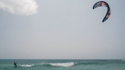 കൈറ്റ് സർഫിംഗ്; ചെറുദ്വീപിൽ കുടുങ്ങി യുവാവ്, രക്ഷയായത് കല്ലുകൾ 