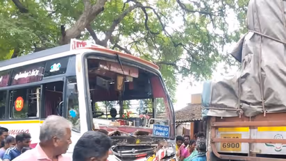 #BREAKING: தனியார் பேருந்து மோதி விபத்து! கர்ப்பிணி உட்பட 4 பேர் ரத்த வெள்ளத்தில் உயிரிழப்பு!