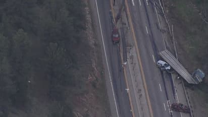 തിരക്കേറിയ ഹൈവേയിൽ നിന്ന് തെന്നിമാറി ട്രെക്ക്, പിന്നിലെ പ്ലാറ്റ്ഫോമിലേക്ക് ഇടിച്ച് കയറി കാറുകൾ, 1 മരണം