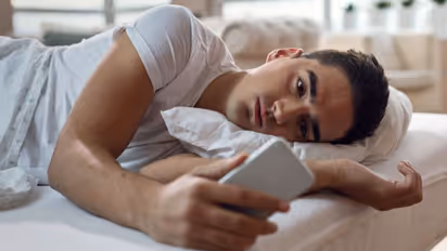 పొద్దున్నే  నిద్రలేవగానే ఫోన్ చూస్తున్నారా.. ఈ 5 విషయాల వల్ల మీరు ప్రభావితం కావచ్చు..