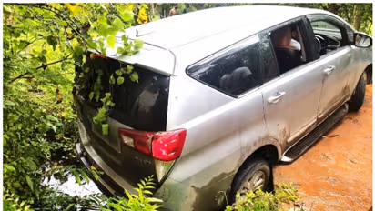 ഗൂഗിൽ മാപ്പിൽ മൂന്നാർ സെറ്റ് ചെയ്ത് യാത്ര, ആലപ്പുഴ വെച്ച് വഴിമുട്ടി; തെലങ്കാന സ്വദേശികളുടെ കാർ തോട്ടിൽ വീണു