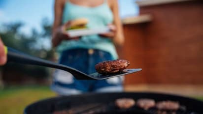 പൊരിച്ച മീനല്ല, ഇവിടെ പ്രശ്നം താറാവിന്റെ കാല്, അമ്മയോട് പൊട്ടിത്തെറിച്ച് മകൾ