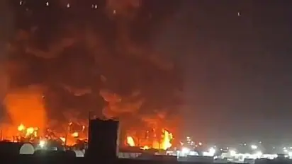 Several injured after huge fire breaks out at oil refinery in Iraq's Erbil, dramatic videos go viral (WATCH)