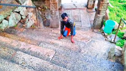 ಮಂಡ್ಯ: ಮಂಡಿಸೇವೆ ಮೂಲಕ ಹರಕೆ ತೀರಿಸಿದ ಕುಮಾರಸ್ವಾಮಿ ಅಭಿಮಾನಿ..!