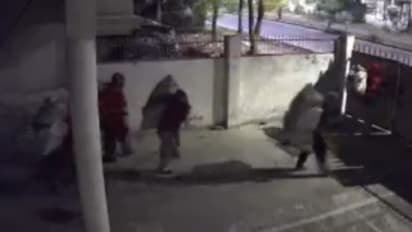 വീട് കൊള്ളയടിച്ച് കൂളായി നടന്ന് നീങ്ങി വനിതാ സംഘം, എല്ലാം കണ്ട് സിസിടിവി