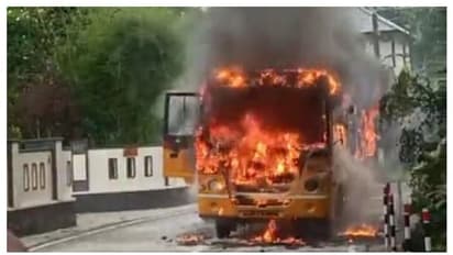 ഓടിക്കൊണ്ടിരിക്കെ പുക, നിമിഷങ്ങൾക്കകം സ്കൂൾ ബസ് അഗ്നിഗോളമായി; വിദ്യാർഥികൾ രക്ഷപ്പെട്ടത് തലനാരിഴക്ക്