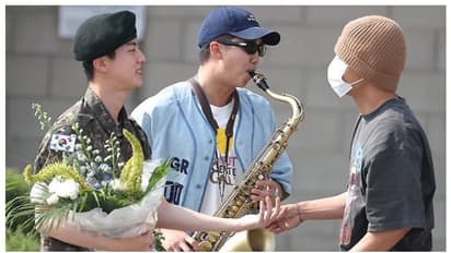 സൈനിക സേവനം അവസാനിച്ചു;  1,000 ആരാധകരെ ആലിംഗനം ചെയ്ത് ബിടിഎസ് ഇതിഹാസം ജിന്‍ 