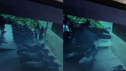 കാർ നിയന്ത്രണം വിട്ട് ബൈക്ക് ഷോറൂമിലേക്ക് ഇടിച്ചുകയറി, ഒരാൾക്ക് പരിക്ക്, പത്തോളം പുതിയ ബൈക്കുകൾ തകർന്നു