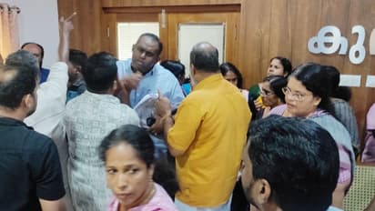 കുന്നംകുളം നഗരസഭാ കൗണ്സില് യോഗത്തില് കൂട്ടത്തല്ല്, ഭരണകക്ഷി അംഗങ്ങളെയും ഉദ്യോഗസ്ഥരെയും പൂട്ടിയിട്ടു