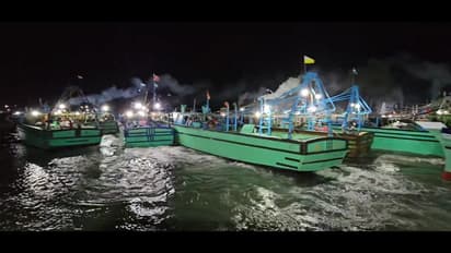 60 நாட்கள் தடைக்காலம் நிறைவு; கூண்டில் இருந்து விடுபட்ட பறவையாக கடலுக்குள் சீறிப்பாய்ந்த படகுகள்