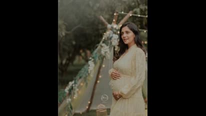 ನಿನಗಾಗಿ ಕಾಯುತ್ತಿರುವೆ; ಬೇಬಿ ಬಂಪ್‌ ಜೊತೆ ರೊಮ್ಯಾಂಟಿಕ್‌ ಪೋಸ್‌ ಕೊಟ್ಟ ಮಿಲನಾ-ಕೃಷ್ಣ! 