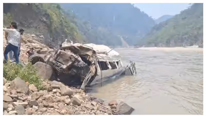 യാത്രക്കാരുമായി ടെംപോ ട്രാവലർ കൊക്കയിലേക്ക് മറിഞ്ഞ് അപകടം, 12 പേർ കൊല്ലപ്പെട്ടു, 14 പേർക്ക് പരിക്ക്