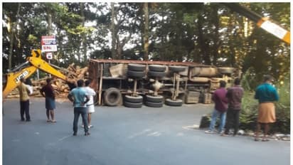 ചുരത്തില് തടി കയറ്റി വരികയായിരുന്ന ലോറി മറിഞ്ഞ് ക്ലീനറുടെ കൈ ഒടിഞ്ഞു