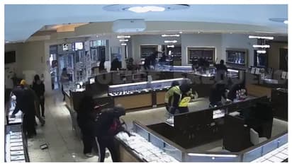 മുഖംമൂടി ധരിച്ച 20 പേർ ഇരച്ചുകയറി, രണ്ടര മിനിറ്റിനുള്ളിൽ കൂറ്റൻ ജ്വല്ലറി കാലി; സിനിമയെ വെല്ലുന്ന കവർച്ച-വീഡിയോ