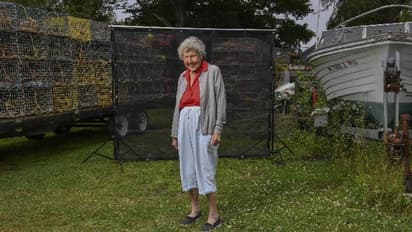 'ഞാൻ ബോസാടാ, ബോസ്'; 104 -ലും വീട്ടിലിരിക്കാനില്ല, കടലിൽ പോയി കൊഞ്ചിനെ പിടിച്ച് മുത്തശ്ശി