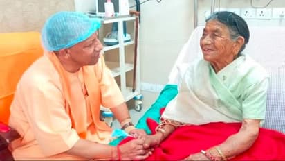 ಊರಿಗೆ ಅರಸನಾದರೂ ತಾಯಿಗೆ ಮಗ: ಆಸ್ಪತ್ರೆಗೆ ದಾಖಲಾದ ಅಮ್ಮನ ಆರೋಗ್ಯ ವಿಚಾರಿಸಿದ ಯೋಗಿ ಆದಿತ್ಯನಾಥ್