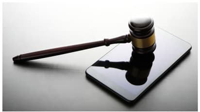 ഡിലീറ്റ് ചെയ്ത ചാറ്റ് ഭാര്യ കണ്ടു, പിന്നാലെ വിവാഹ മോചനം, എല്ലാം ആപ്പിൾ കാരണം; നിയമ പോരാട്ടത്തിനൊരുങ്ങി യുവാവ്