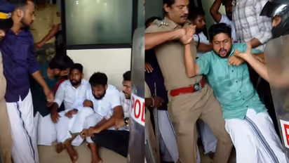 'സീറ്റ് തരൂ സര്ക്കാരെ'; പ്ലസ് വണ് സീറ്റ് പ്രതിസന്ധി; ആര്ഡിഡി ഓഫീസ് ഉപരോധിച്ച് കെഎസ്യു, സംഘര്ഷം