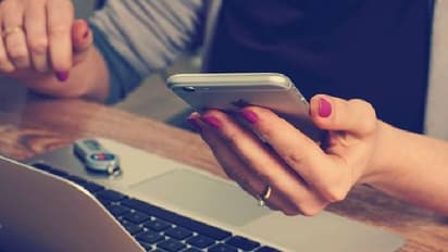 20 കൊല്ലം ജോലിയൊന്നും ചെയ്യിക്കാതെ ശമ്പളം തന്നു, കമ്പനിക്കെതിരെ പരാതിയുമായി യുവതി