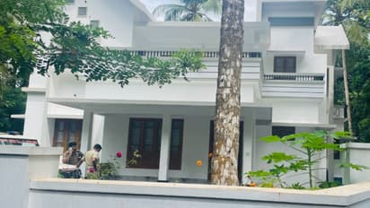 വീട്ടുകാര് ആശുപത്രിയിൽ പോയ സമയത്ത് വീട് കുത്തിത്തുറന്ന് കവര്ച്ച, 35 പവനും 4000 രൂപയും നഷ്ടമായി