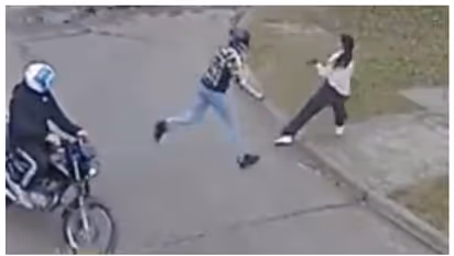ബൈക്കിലെത്തി യുവതിയെ കൊള്ളയടിക്കാന് ശ്രമിച്ച് യുവാക്കള്; പിന്നാലെ കേട്ടത് മൂന്ന് വെടിയൊച്ച, വീഡിയോ വൈറല്