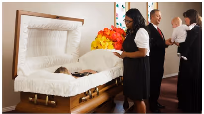 മരിച്ചെന്ന് കരുതി അടക്കാന് ചെന്നപ്പോള് അസാധാരണ ശബ്ദം; യുഎസില് 74 കാരിക്ക് പുതുജീവന്