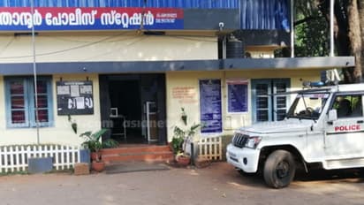താനൂര് കടപ്പുറത്ത് കണ്ട പെൺകുട്ടിയെ നാട്ടുകാര് പൊലീസ് സ്റ്റേഷനിൽ എത്തിച്ചു; അമ്മയ്ക്ക് ഒപ്പം വിട്ടയച്ചു