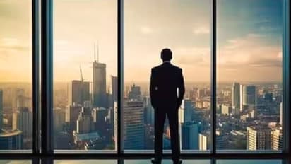 ఒకప్పుడు హోటల్లో వెయిటర్.. ఇప్పుడు టాటా, అంబానీ కంటే రిచ్.. ఎవరో తెలుసా?