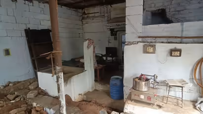 Construction Work: வீட்டிற்குள் பள்ளம் தோண்டியபோது திடீரென வெடித்துச் சிதறிய மர்ம பொருள்; 3 பேர் படுகாயம்