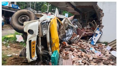 കോഴിക്കോട് നിയന്ത്രണംവിട്ട പിക്കപ്പ് വാന്‍ കടയിലേക്ക് ഇടിച്ചുകയറി ചായകുടിക്കാനെത്തിയ രണ്ട് പേര്‍ മരിച്ചു
