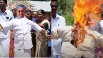 നഷ്ടപരിഹാരത്തിൽ തീരുമാനമാകും മുൻപ് പ്ലാച്ചിമടയിലെ ഭൂമി ഏറ്റെടുപ്പ്; മുഖ്യമന്ത്രിയുടെ കോലം കത്തിച്ച് പ്രതിഷേധം