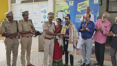 പെട്രോള് പമ്പിൽ ഇന്ധനം നിറയ്ക്കുമ്പോൾ വാഹനത്തിന് തീപിടിച്ചു, ധൈര്യം കൈവിടാതെ മുജാഹിദ്, ആദരിച്ച് ഫയർഫോഴ്സ്