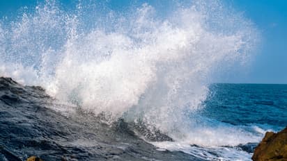 ഇന്ന് എല്ലാ തീരദേശ ജില്ലകളിലും റെഡ് അലർട്ട്, കള്ളക്കടലിനും കടൽ ക്ഷോഭത്തിനും സാധ്യത; പ്രത്യേക ജാഗ്രത വേണം