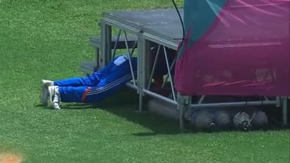 கூடாரத்துக்குள் புகுந்து பந்தை எடுத்து வந்த விராட் கோலி – வைரலாகும் வீடியோ!