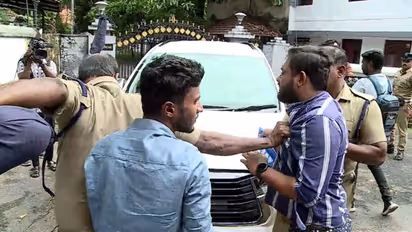 പ്ലസ് വൺ സീറ്റ്: തിരുവനന്തപുരത്ത് വിദ്യാഭ്യാസ മന്ത്രിയെ തടഞ്ഞ് കെഎസ്യു; കാറിൽ കരിങ്കൊടി കെട്ടി പ്രതിഷേധം