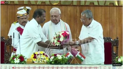 ഒ ആര് കേളുവിന്റെ സത്യപ്രതിജ്ഞ ചടങ്ങില് പരസ്പരം മിണ്ടാതെ ഗവർണറും മുഖ്യമന്ത്രിയും