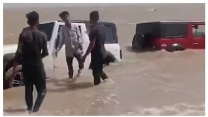 റീൽസിനായി ഥാറുമായി പ്രക്ഷുബ്ധമായ കടലിലിറങ്ങി യുവാക്കൾ, കിട്ടിയത് എട്ടിന്റെ പണി! വീഡിയോ