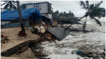 അഞ്ചങ്ങാടി വളവില് ശക്തമായ കുഴിപ്പന് തിരമാല; കെട്ടിടം തകര്ന്നുവീണു, സമീപത്തെ ഹോട്ടലും ഭാഗികമായി തകര്ന്നു
