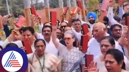 18ನೇ ಲೋಕಸಭೆ ಮೊದಲ ಅಧಿವೇಶನ: ಸಂವಿಧಾನದ ಪುಸ್ತಕ ಹಿಡಿದು ಬಂದ ಮೈತ್ರಿಕೂಟದ ಸದಸ್ಯರು!