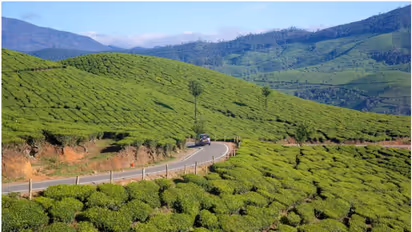 ഇടുക്കിയിൽ രാത്രി യാത്രയ്ക്ക് നിരോധനം; അതീവ ജാഗ്രത പുലർത്തണമെന്ന് കളക്ടർ