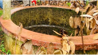 ഓമശ്ശേരിയിൽ കനത്ത മഴയ്ക്കിടെ വീട്ടുമുറ്റത്തെ കിണര് താഴ്ന്നു; വീട്ടുകാർ ആശങ്കയില്