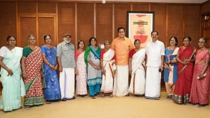 നിയമസഭ കാണാനെത്തി കാസർകോട്ടെ അമ്മമാർ, തിരികെ പോകുന്നത് വിമാനത്തിൽ; സന്തോഷം പങ്കിട്ട് സ്പീക്കർ