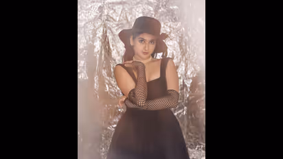 ಕಪ್ಪು ಗೌನಲ್ಲಿ ಮಿಂಚಿದ ಮಲೈಕಾ …. ಕಲಿಯುಗದ ಅಪ್ಸರೆಯಂತೆ !