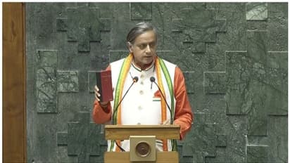 ലോക്സഭ അംഗമായി സത്യപ്രതിജ്ഞ ചെയ്ത് ശശി തരൂർ