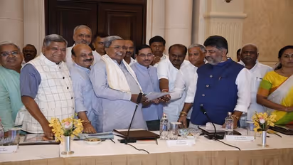 ಕರ್ನಾಟಕದ ಸಂಸದರಿಗೆ ಸಿಎಂ ಬೇಡಿಕೆ ಪಟ್ಟಿ: ರಾಜಕೀಯ ಮರೆತು ಸಂಸತ್ತಿನಲ್ಲಿ ಧ್ವನಿ ಎತ್ತಬೇಕಿದೆ, ಸಿದ್ದು 