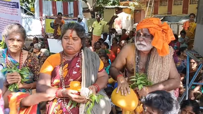 ஒற்றை சான்றிதழுக்காக பல ஆண்டுகளாக காக்க வைக்கப்படுகிறோம்; மதுரையில் இலை, தழைகளுடன் பழங்குடி மக்கள் போராட்டம்