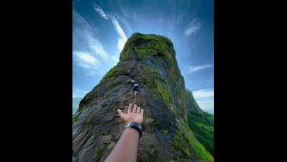ಗುಂಡಿಗೆ ಗಟ್ಟಿ ಇರೋ ಸಾಹಸಪ್ರಿಯರು ನೀವಾಗಿದ್ರೆ ಕಡಿದಾದ ಪರ್ವತ ತುದಿಯಲ್ಲಿರೋ ಈ ಕೋಟೆಗೆ  ನೀವು ಹೋಗ್ಲೇಬೇಕು…