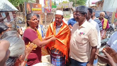 கோவில் திருவிழாவில் பக்தர்களுக்கு அறுசுவை அன்னதானம் வழங்கிய இஸ்லாமியர்கள்